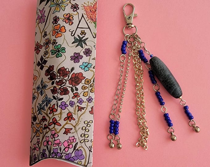 Bag charm in indigo blue beads and natural pearl, recycled silver metal chain, handmade, unique piece by Lenlumineuse France