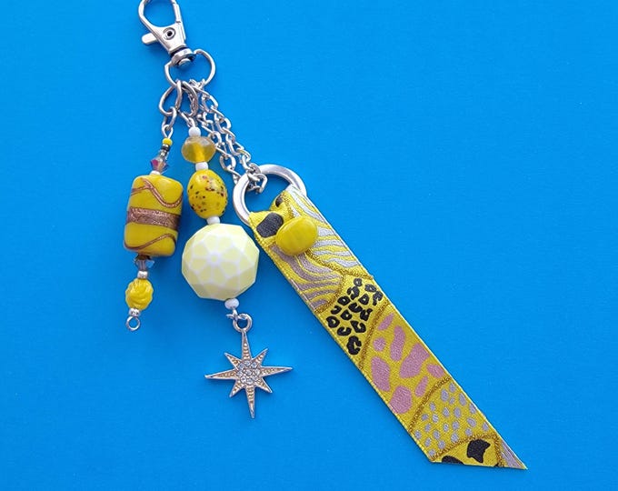 Bag charm, grigri, evening clutch in yellow and white pearls, star charm and satin ribbon, handmade in France, unique piece