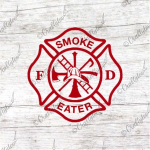Puede incluir: Emblema rojo y blanco del departamento de bomberos con las palabras "SMOKE EATER" y "FD" en forma de cruz.