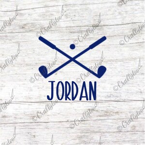 Może przedstawiać: Niebieski wzór kija golfowego z napisem "JORDAN" poniżej. Wzór znajduje się na białym drewnianym tle.