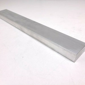Puede incluir: Una barra de metal plateado con forma rectangular.