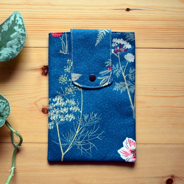 Buchhülle "Wald" mit Druckknopf-Lasche, Buchschutz, Book sleeve, Bücherhülle, Tablettasche, Tablet sleeve, verschließbar - Größe S