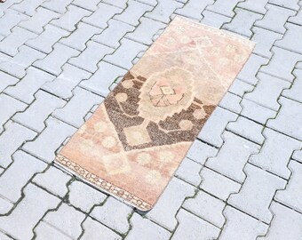 Vintage Turkish Kilim Rug: Hand-Knotted Anatolian Oushak Rug (1&#39;5x3&#39;5 feet)