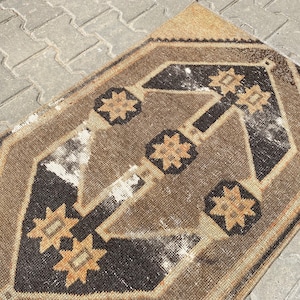 Small Hand-Knotted Turkish Oushak Rug (2&#39;5x3&#39;6 Feet)