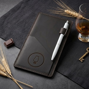 Puede incluir: Un juego de tres tazas de cerámica con un acabado mate moteado. Las tazas son en tonos crema, gris claro y gris oscuro. Cada taza tiene un diseño simple y minimalista, ideal para café o té.