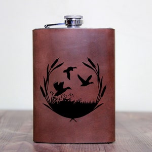 Duck Hunter Flask Cuero Wrapped Hunter Flask Groomsman Regalo Matraz personalizado Grabado en acero Duck Hunter Flask Wedding Flask Hunter