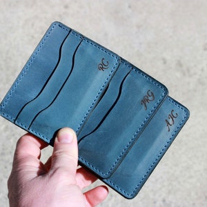 Estojo de cartão de couro macio fino personalizado, carteira de cartão gravada, estojo de cartão fino, carteira personalizada com 4 bolsos