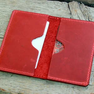 Soporte de tarjeta de cuero minimalista, billetera grabada con láser, estuche para tarjeta de crédito, billetera minimalista bifold, estuche para tarjeta de cuero marrón, billetera pequeña
