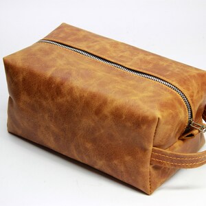 Personalized leather dopp kit, mens leather toiletry bag, mens dopp kit, groomsmen gift mens toiletry bag with a name stamp,Gift for him