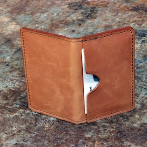 Portafoglio in pelle piccolo fatto a mano per uomo. Custodia per carte in pelle.