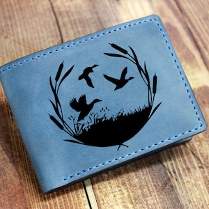 Cartera de caza de pato de cuero rústico para hombres. Cartera bi-fold al aire libre quemada a mano personalizada. ¡Envío gratis! Aves acuáticas. Personalizar.