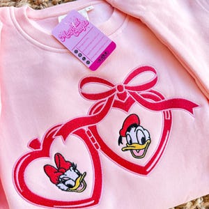 Daisy and Donald Disney Valentines Bestickter Rundhalsausschnitt - Pink