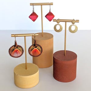 円筒形コンクリート製Tバーイヤリングディスプレイ｜35色｜フープイヤリングホルダー｜金属製ジュエリーハンガー（石ブロックベース）｜ジュエリー小売スタンド