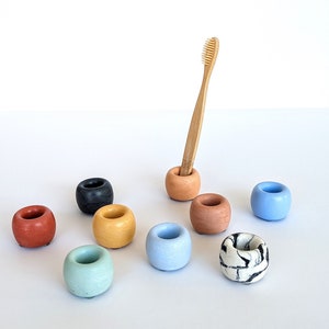 CURVE Concrete Toothbrush Holder | 23 Colours | Eco Friendly Bamboo Toothbrush Storage | Bathroom Decor | Concrete Bathroom Organisation