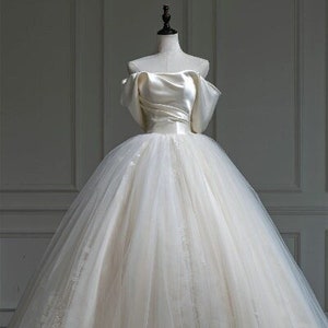 Luxury Ball gown for bride, Off shoulder Tulle wedding gown, Customized Lace bridal dress