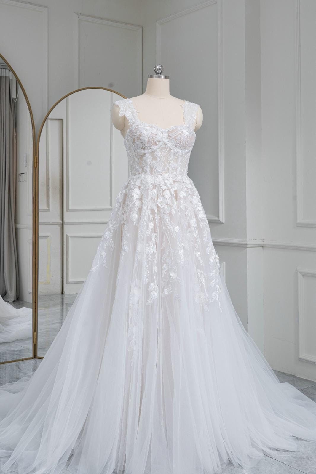 Lace appliques wedding dress in tulle, 3-D flower bridal gown, Sleeveless A-Line wedding gown