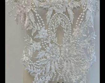Maßgeschneidertes Brautkleid mit Spitze