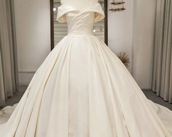 Schlichtes Brautkleid mit langer Spur, schulterfreies Satin-Brautkleid, Brautkleid nach Maß mit Spitze