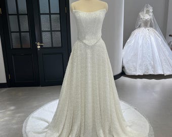 Vestido de novia de perlas con corpiño tipo corsé, falda de novia blanca, vestido de novia de dos piezas. Vestido de novia para boda en el jardín.