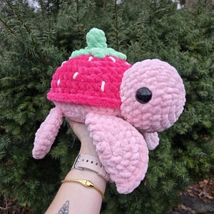 Grande peluche amigurumi tartaruga fragola all'uncinetto