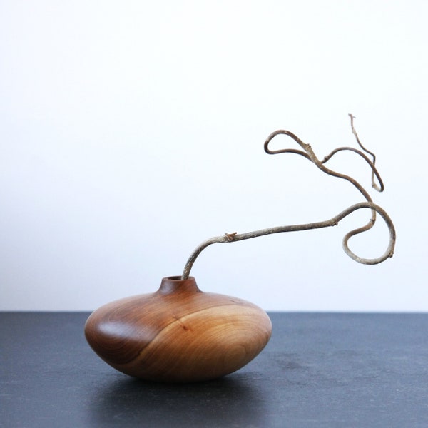 Apple wood vase for decorating dried flowers and branches