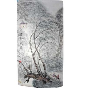 Peut inclure: Une peinture verticale à l'encre sur fond clair représentant un paysage avec des arbres stylisés, un petit pavillon et deux personnages à cheval. L'œuvre comprend des traits de pinceau à l'encre noire, des accents de couleur et une calligraphie chinoise verticale.