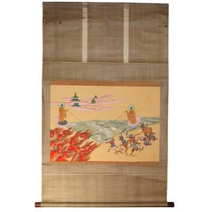 Puede incluir: Antigua pintura en rollo japonesa que presenta una escena vibrante con figuras, una pagoda y elementos de fuego. La obra de arte está enmarcada por un borde beige y un rodillo de madera en la parte inferior. Orientación vertical.