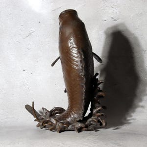 Pode incluir: Um conjunto de três canecas de cerâmica com acabamento fosco e salpicado. As canecas são em tons de creme, cinza claro e cinza escuro. Cada caneca tem um design simples e minimalista e uma alça arredondada.