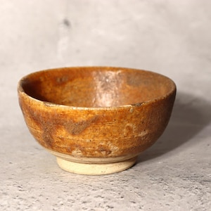 Puede incluir: Un juego de tres cuencos apilables de cerámica en tonos azules, verdes y blancos. Los cuencos presentan un esmalte moteado y un diseño sencillo y moderno. El cuenco más grande mide unos 15 cm de diámetro.