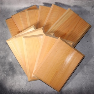 Puede incluir: Un conjunto de paneles rectangulares de madera, dispuestos en forma de abanico. Los paneles son de un color madera claro y natural, con vetas visibles. Los bordes de los paneles están ligeramente biselados, creando un efecto limpio y sencillo.