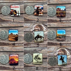 Op de afbeelding: Een verzameling van negen rechthoekige, decoratieve cabochons met Western-thema's, waaronder cowboys, woestijnlandschappen en het Marlboro-logo. Elke cabochon wordt gepresenteerd met een Amerikaanse nikkelmunt voor maatvergelijking. Geplaatst op een houten oppervlak.