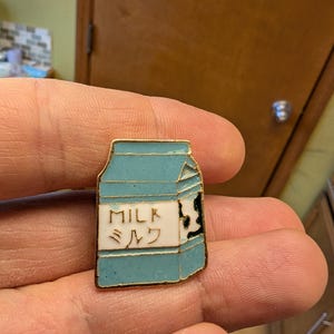 Broche de esmalte Anime Milk Carton, poste único, acessório perfeito para chapéus, gravatas, lapelas e muito mais, ótimo presente de Natal