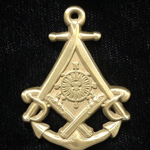 Cutlasses and Flintlocks with Sun and Anchor Masonic Freemason Pirate Pin gold