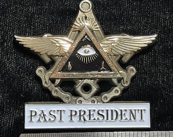 Pin de oficial de la Asociación de Jinetes Masónicos de los Hijos de las Viudas "Pirámide Alada" Expresidente del Capítulo