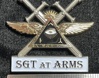 Pin de oficial de la Asociación de Jinetes Masónicos de los Hijos de las Viudas, "Pirámide Alada", Sargento de Armas