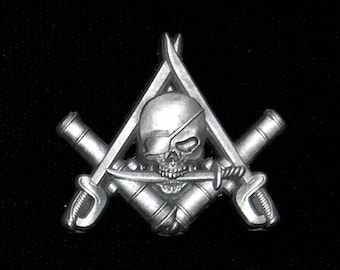 Spilla Massonica Pirata &ndash; Cutlasses And Flintlocks Con Sole E Ancora