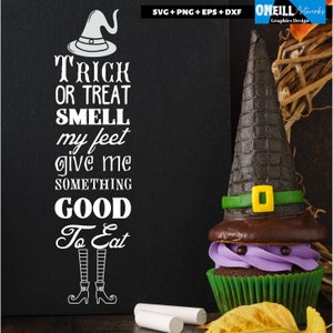 Könnte beinhalten: Ein schwarzes Grafikdesign mit einem weißen Hexenhut, dem Text "TRICK OR TREAT SMELL my feet give me SOMETHING GOOD To Eat" und weißen Hexenbeinen mit gestreiften Strümpfen. Ein Cupcake mit einem Hexenhut-Topper steht neben dem Design.