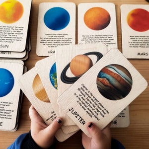 Tarjetas espaciales de madera | Juguete espacial Montessori | Juguetes únicos para niños pequeños | Juego de cartas escrito | Juegos Educativos | Juguete de madera maciza | Tarjetas de planetas