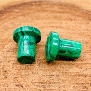 Zatyczki do uszu z pojedynczym kołnierzem z malachitu, para pięknie wykończonych ręcznie, rozmiar: (8 g) od 3 mm do 30 mm i więcej. Dostosuj do swoich potrzeb.