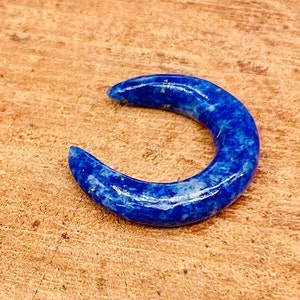 天然の本物のラピスラズリのセプタムタスク、トライバルセプタム、セプタムピンチャージュエリー、ハンドメイド、サイズ:14g (2 mm)～00g、自分用にカスタマイズ。