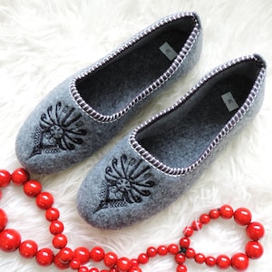 Natural Wool slippers, sheepskin slippers, embroidery, PARZENICA, polish highlander traditional, handmade, felt slippers, vintage