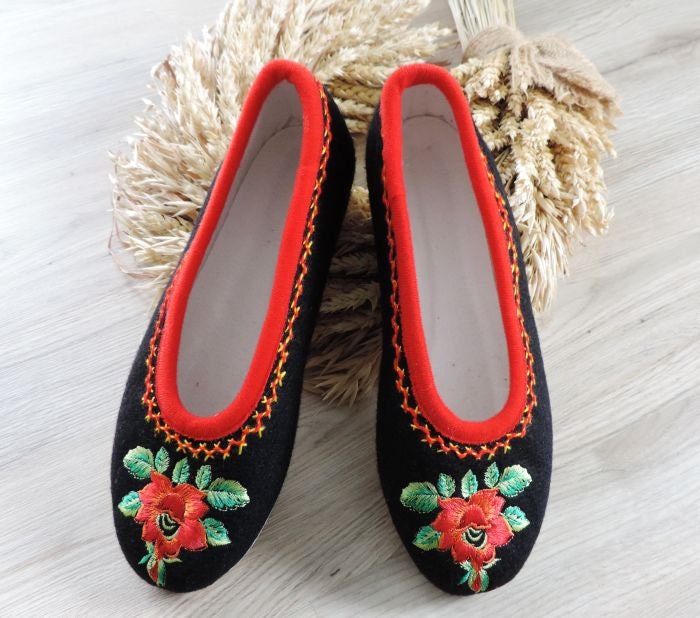 Embroidery Handmade Tiny Black Felt Embroidered Ladies Slippers Pierced Earrings Red Roses Spanish / Marie Antionette Shabby and Chic