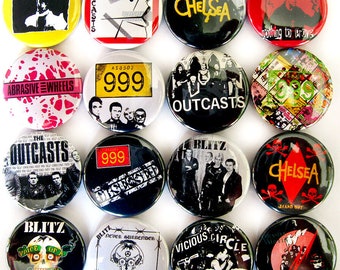 Puede incluir: Una colección de 15 botones redondos, coloridos y en blanco y negro con nombres de bandas y logotipos. Los botones presentan bandas como Chelsea, Outcasts, 999, Blitz, Abrasive Wheels y Vicious Circle.