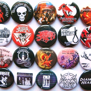 Puede incluir: Una colección de 16 botones redondos de metal con cierre de seguridad que muestran varios logotipos de bandas de heavy metal y portadas de álbumes. Los botones son negros, blancos y rojos con imágenes de cráneos, nombres de bandas y títulos de álbumes. Los botones están dispuestos en una cuadrícula.