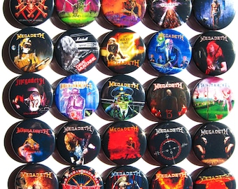 Op de afbeelding: Een verzameling van 20 ronde, kleurrijke, metalen pinback-knoppen met het band Megadeth. De knoppen tonen verschillende albumhoezen en bandlogo's.