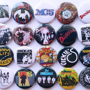 Puede incluir: Una colección de 16 botones redondos con diferentes bandas de punk rock, incluyendo The Ramones, The Dictators, MC5 y The Dickies. Los botones son blancos, negros y verdes con logotipos de bandas y portadas de álbumes.