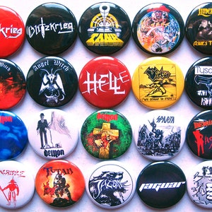 Puede incluir: Una colección de 16 botones redondos de metal con varios logotipos y diseños de bandas. Los botones presentan una variedad de colores y diseños, incluyendo negro, rojo, verde, amarillo y blanco. Algunas de las bandas que aparecen son Blitzkrieg, Zank, Helle, Demon, Sacrifice, Titan, Jaguar y Fist.