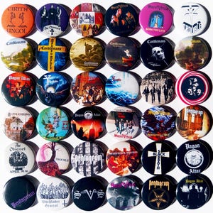 Può includere: Una collezione di 36 bottoni rotondi in metallo con chiusura a pressione sul retro, che raffigurano vari loghi e copertine di album di band heavy metal. I bottoni sono disposti in una griglia e presentano band come Cirith Ungol, Candlemass, Pagan Altar, Trouble, Pentagram e Black Sabbath.