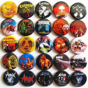 Peut inclure: Une collection de 20 boutons ronds en métal avec des dos en épingle représentant divers logos et pochettes d'albums de groupes de heavy metal. Les boutons sont noirs, jaunes, rouges, bleus et blancs avec des images de crânes, de noms de groupes et de titres d'albums. Les groupes représentés incluent Slayer, Anthrax, Coroner, Paradox et Pantera.