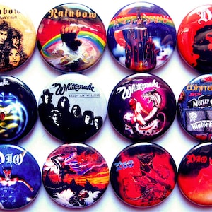 Op de afbeelding: Een set van 10 ronde knopen met verschillende rockbands, waaronder Rainbow, Whitesnake en Dio. De knopen zijn kleurrijk en bevatten bandlogo's en albumhoezen.
